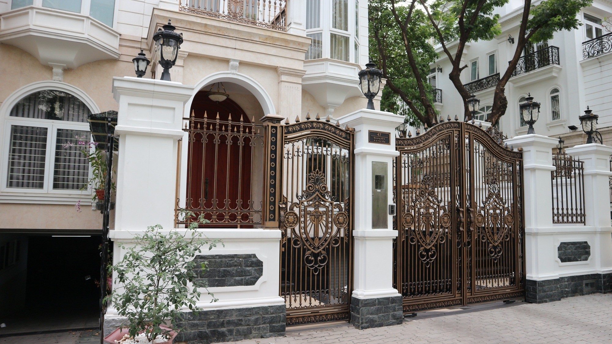 Cổng và ban công là nơi hút tài lộc của ngôi nhà.