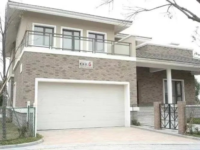 Tuyệt đối không xây cửa gara và cửa nhà đối diện nhau. Ảnh minh họa: Internet