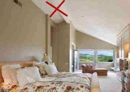 Giường ngủ ngay dưới xà nhà là điều tối kỵ trong bài trí phòng ngủ. Ảnh minh họa: Internet