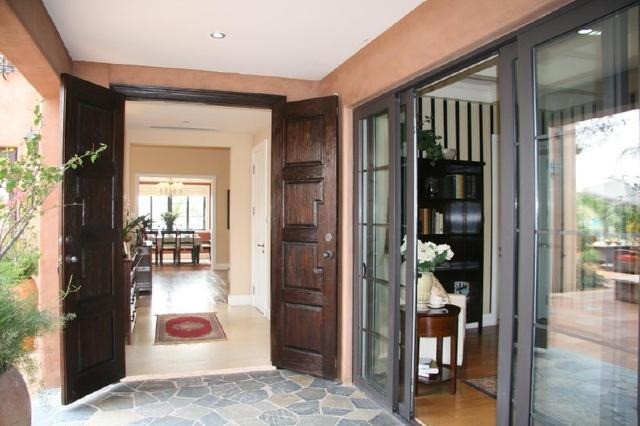 Nhà không được trổ nhiều cửa chính bởi sẽ không tích được của cải. Ảnh minh họa: Internet