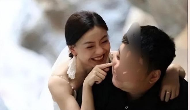 Ảnh cưới của hot girl Diệp Lâm bị tung ra.