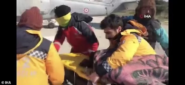 Tanem được đưa ra khỏi đống đổ nát trước.