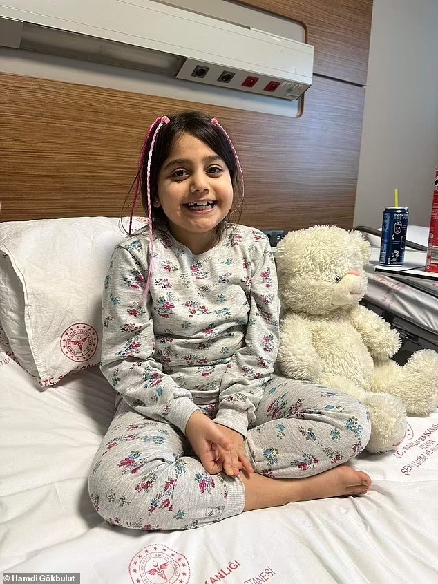 Tanem cười rạng rỡ sau khi được giải cứu và đưa tới bệnh viện.