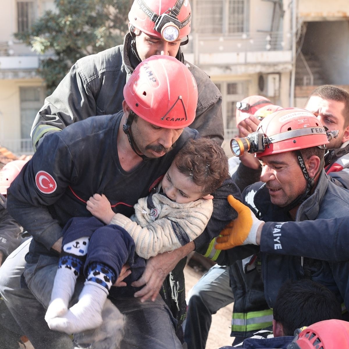 Em bé 3 tuổi được đưa ra khỏi đống đổ nát sau 82 giờ xảy ra động đất. Ảnh: Mirror