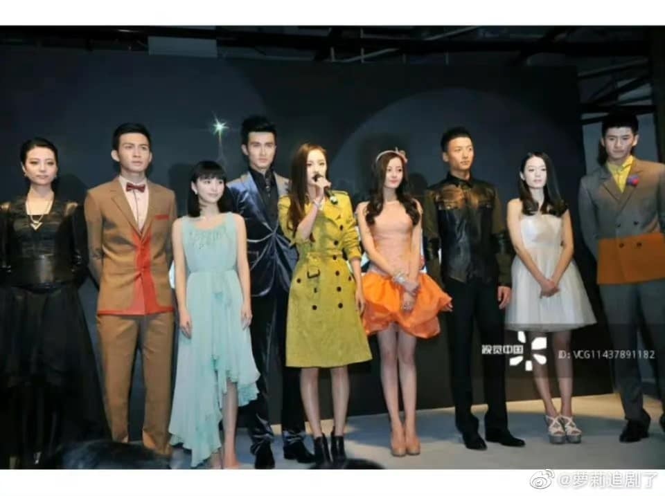 Đứng cạnh nhau, Dương Mịch rõ ràng lép vế hơn Địch Lệ Nhiệt Ba cả về khí chất lẫn nhan sắc. Đặc biệt, đôi chân cực phẩm của Nhiệt Ba ăn đứt 'báu vật' mà Dương Mịch hằng tự hào.