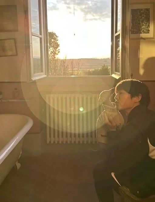 Song Joong Ki thể hiện tình cảm với chó cưng trên Instagram, thần sắc vô cùng tươi tắn, viên mãn. Điều này chứng tỏ cuộc sống của anh cũng đang rất ngọt ngào. Ảnh: IGNV Song Joong Ki thể hiện tình cảm với chó cưng trên Instagram, thần sắc vô cùng tươi tắn, viên mãn. Điều này chứng tỏ cuộc sống của anh cũng đang rất ngọt ngào. Ảnh: IGNV