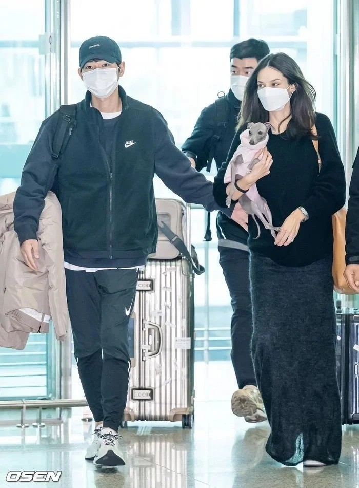 Song Joong Ki cùng vợ xuất hiện tại sân bay mới đây. Song Joong Ki cùng vợ xuất hiện tại sân bay mới đây.