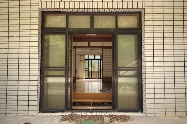 Cửa chính, cửa hậu mà thông nhau thì căn nhà khó tụ tài, sống trong đó sẽ ngày càng khánh kiệt. Ảnh minh họa: Internet