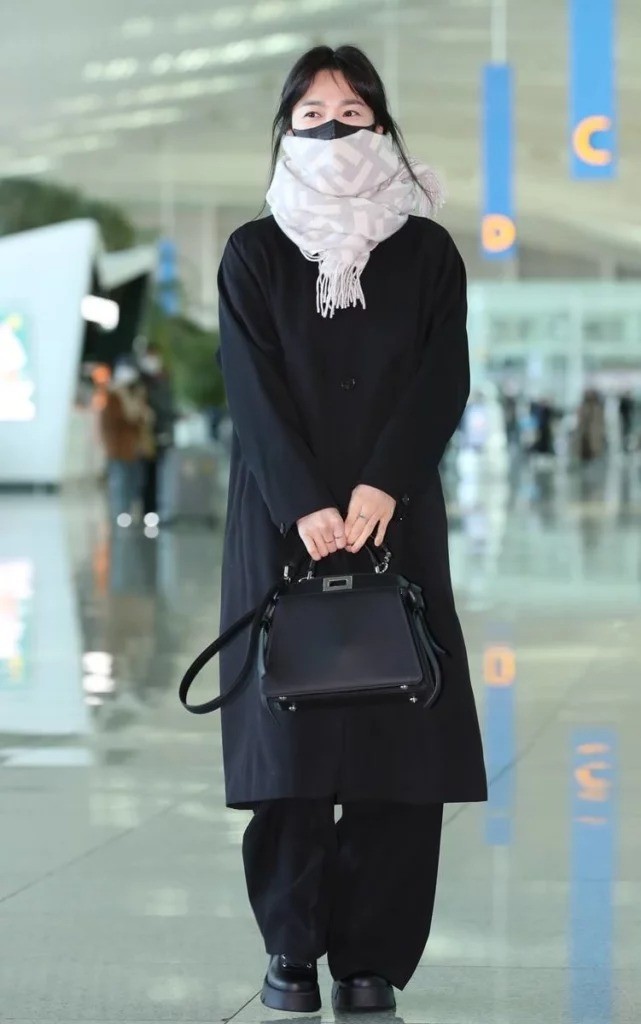 Song Hye Kyo xuất hiện với trang phục đen giản dị.