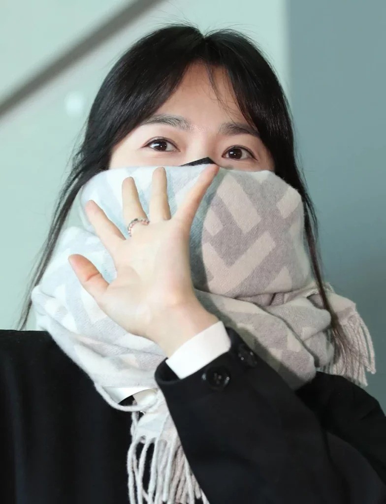 Dù bịt kín mít thì CDM vẫn nhìn ra vẻ đẹp đằng sau lớp khẩu trang của nữ diễn viên The Glory.