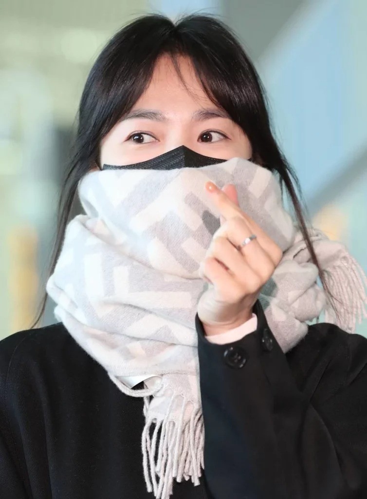 Màn thả tim vô cùng đáng yêu của Song Hye Kyo tại sân bay.