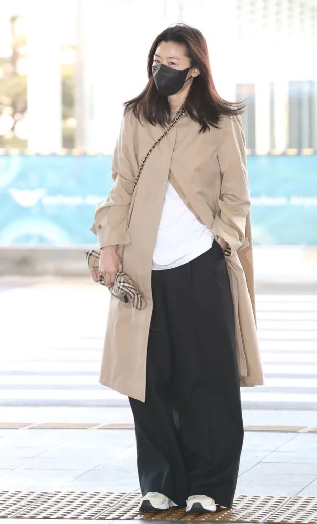 Người đẹp chọn outfit đơn giản, trẻ trung. Người đẹp chọn outfit đơn giản, trẻ trung.