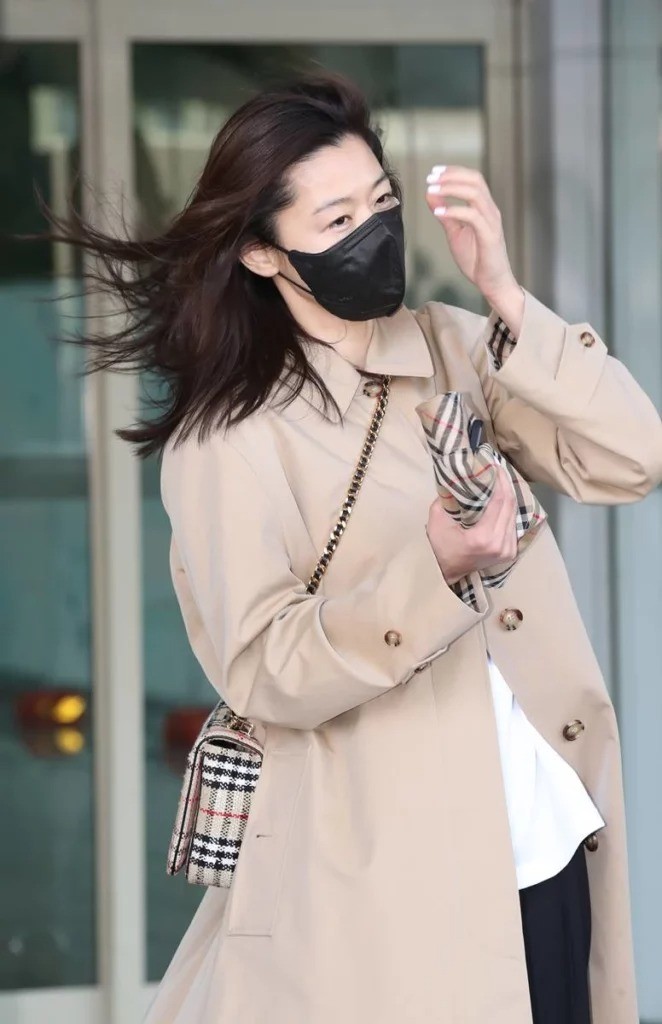 Tất nhiên, cũng như Song Hye Kyo, dù bịt khẩu trang kín mít nhưng Jun Ji Hyun vẫn rất xinh đẹp.