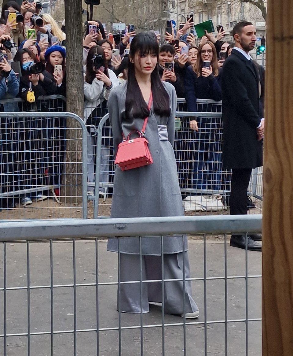 Muốn 'hack tuổi thần sầu' như Song Hye Kyo thì đừng bỏ qua kiểu tóc mái mưa này.