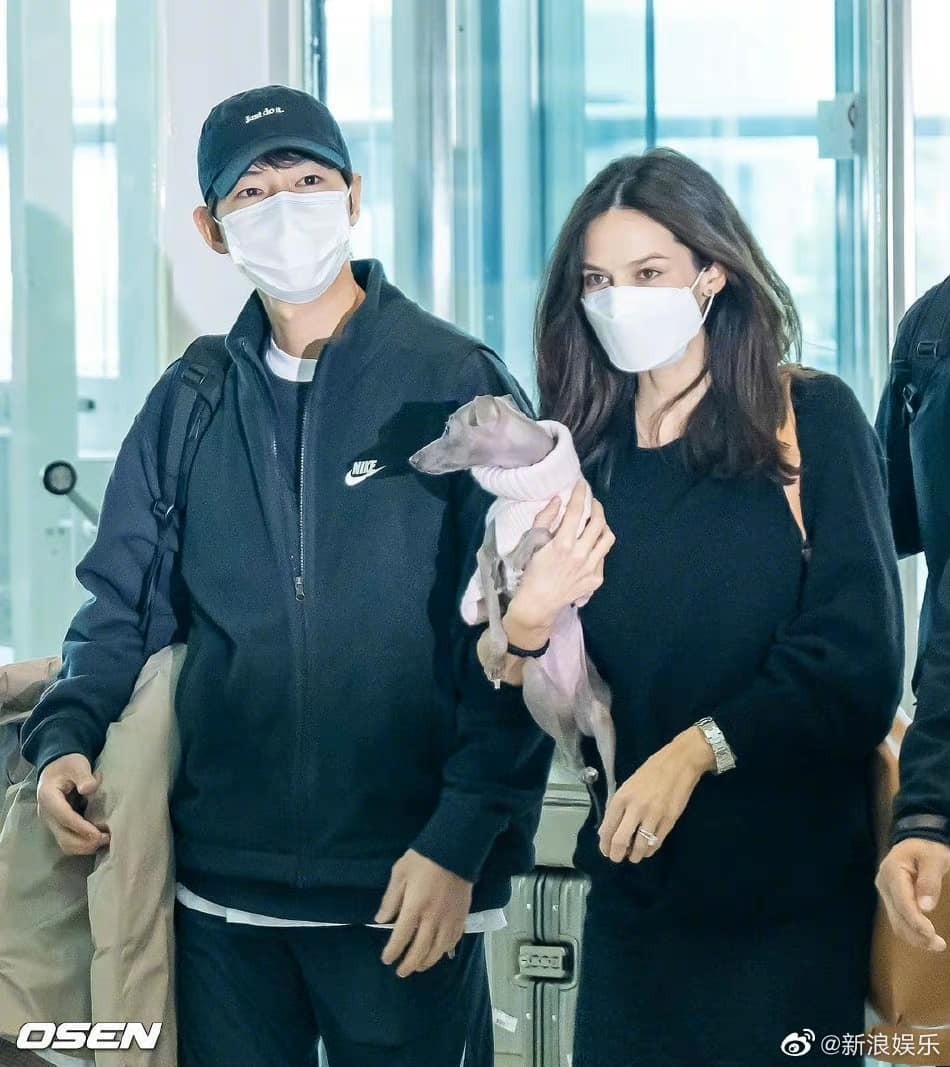 Song Joong Ki cùng vợ, Katy xuất hiện tại sân bay để chuẩn bị ra nước ngoài đóng phim.