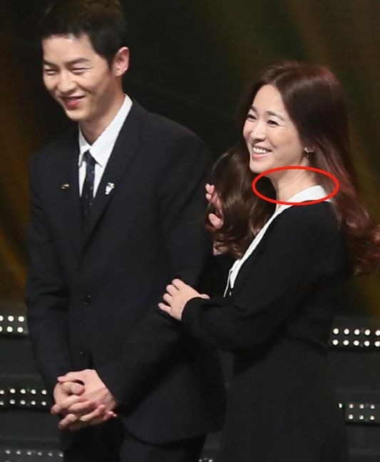 Ngay cả thời điểm hạnh phúc bên Song Joong Ki, Song Hye Kyo trông đã dừ hơn chồng cũ.