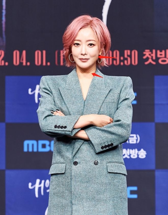 Nhưng ở thời điểm hiện tại, gương mặt cô đã lộ nhiều điểm khác lạ.