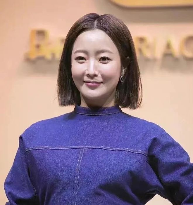 Dù một mực khẳng định mình không can thiệp dao kéo nhưng gương mặt Kim Hee Sun hiện tại lại sưng vù như bánh bao.