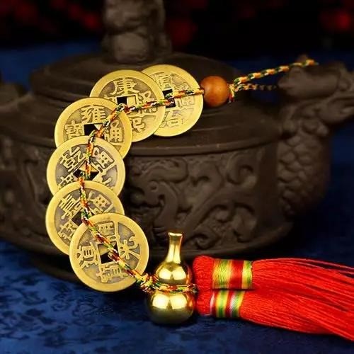Treo đồng xu ngũ đến trước cửa để giúp chiêu tài, mang vượng khí vào nhà. Ảnh minh họa: Internet Treo đồng xu ngũ đến trước cửa để giúp chiêu tài, mang vượng khí vào nhà. Ảnh minh họa: Internet