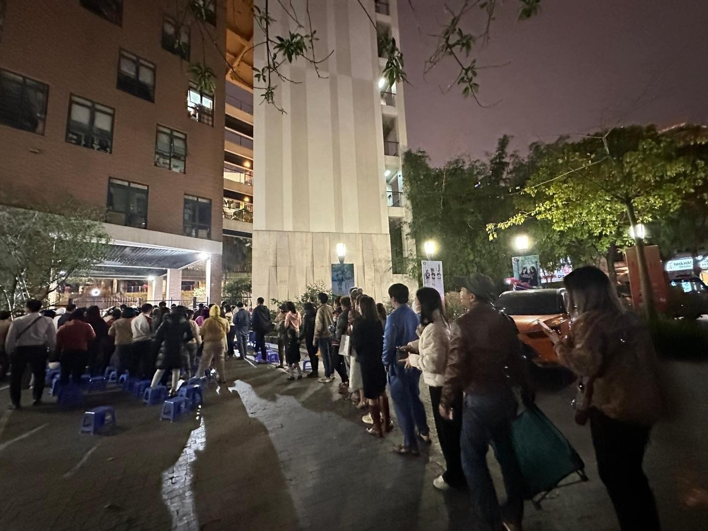 Hàng trăm phụ huynh bất chấp thời tiết đêm muộn, giá lạnh, đứng xếp hàng chờ mua hồ sơ cho con.