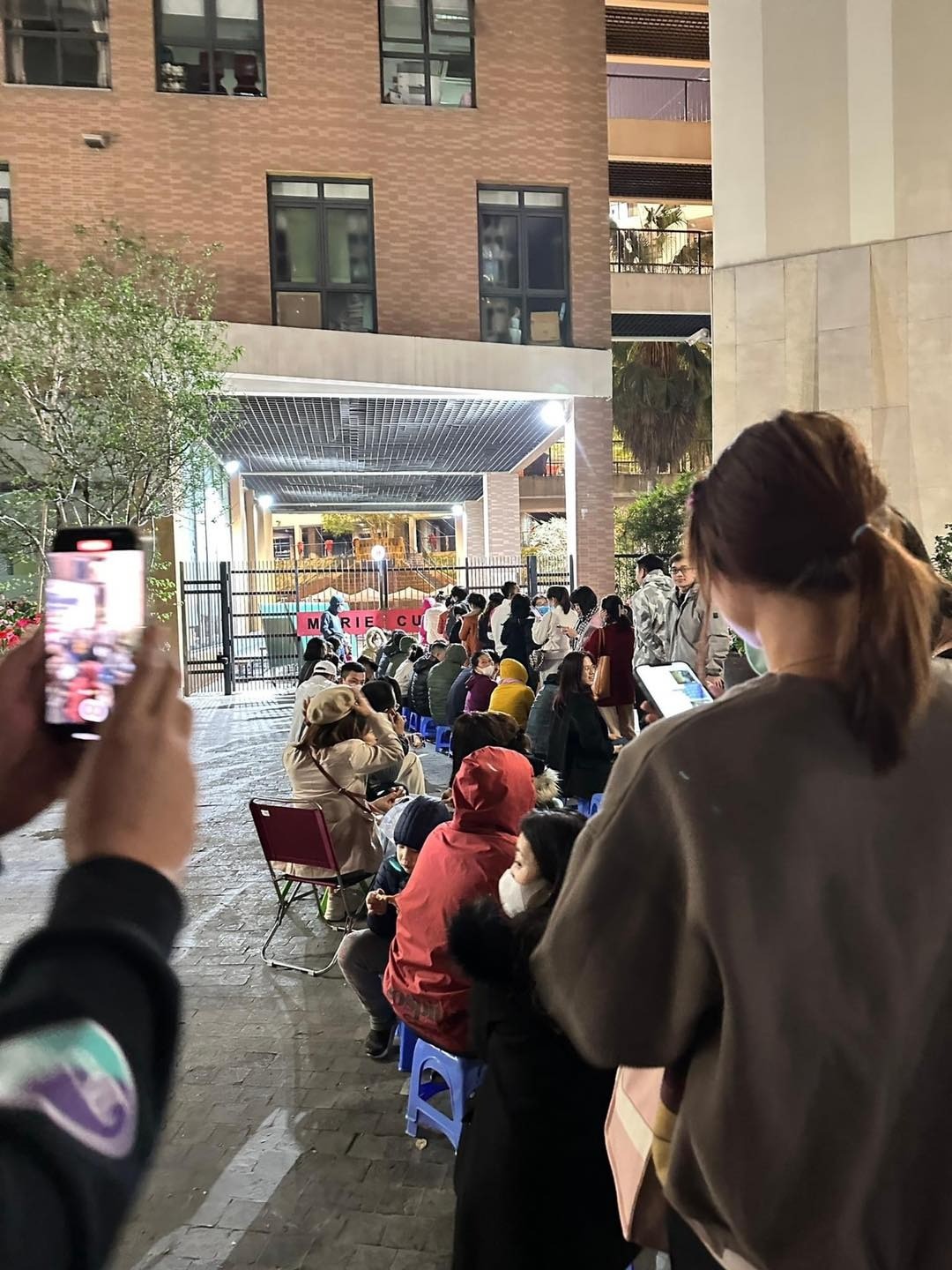 Dù thời gian được thông báo là 8h sáng ngày 25/2 nhưng các phụ huynh đã có mặt từ chiều qua.