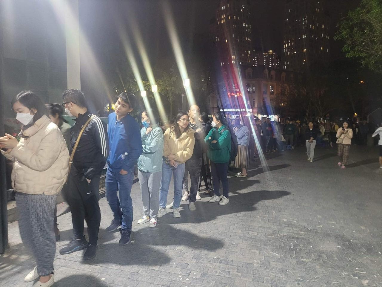 Chính vì các phụ huynh tới xếp hàng từ sớm và cố thủ tại trường nên nhà trường quyết định mở bán từ 0h ngày 25/2.