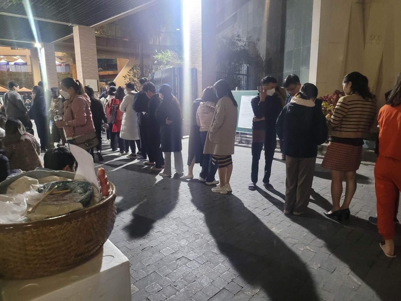 Những phụ huynh đến trường đúng thời gian thông báo thì chắc chắn sẽ không thể mua được hồ sơ cho con.