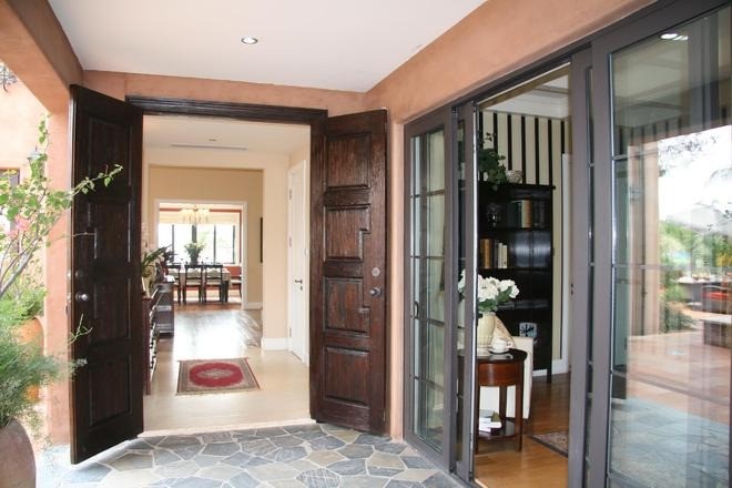 Cửa nhà sạch sẽ giúp bạn gặp Thần Tài. Ảnh minh họa: Internet