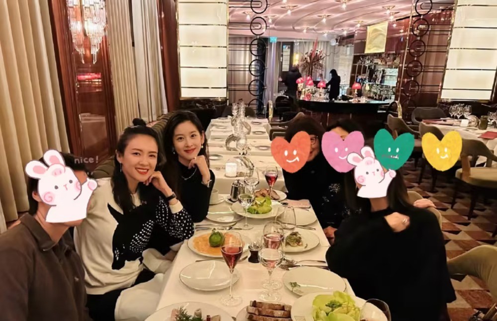 Chương Trạch Thiên và Chương Tử Di tụ tập bạn bè.