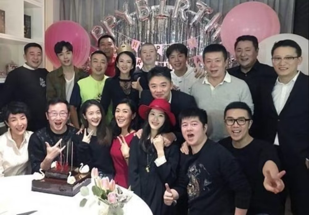 Vợ chồng 'hot girl trà sữa' từng được mời đến dự sinh nhật Chương Tử Di.