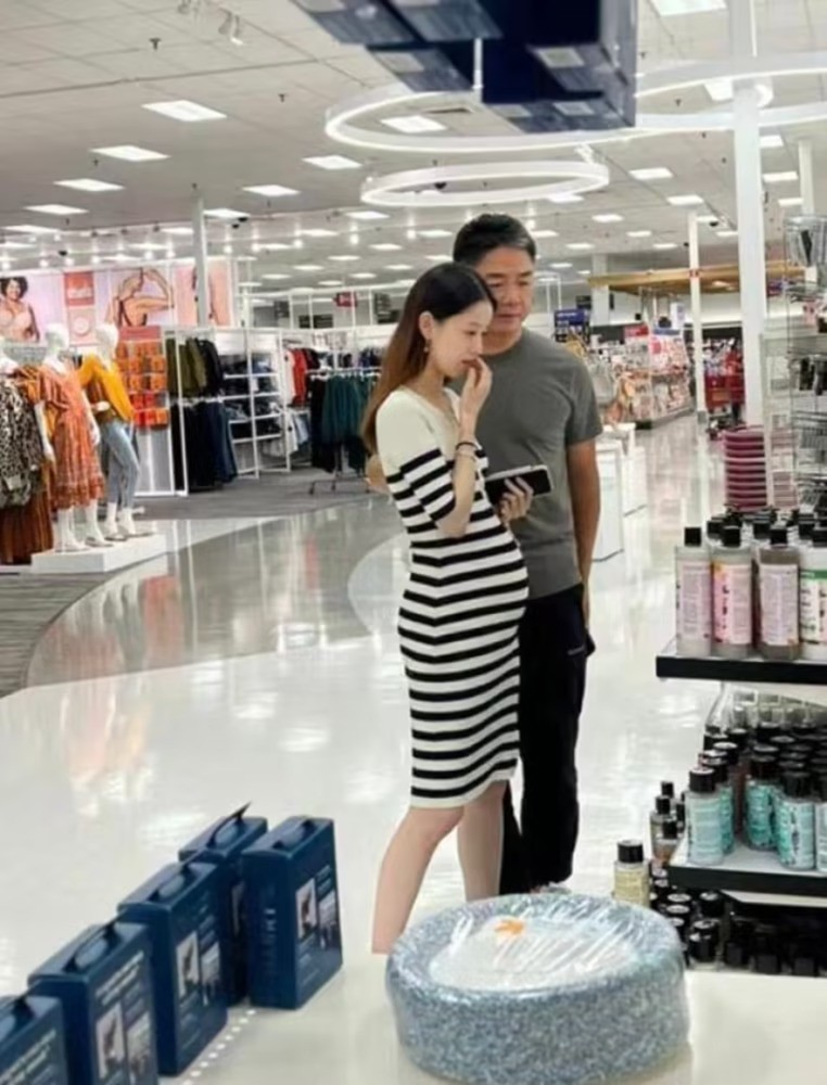 Hình ảnh Chương Trạch Thiên cùng chồng đi mua sắm khi đang mang bầu bé thứ 2.