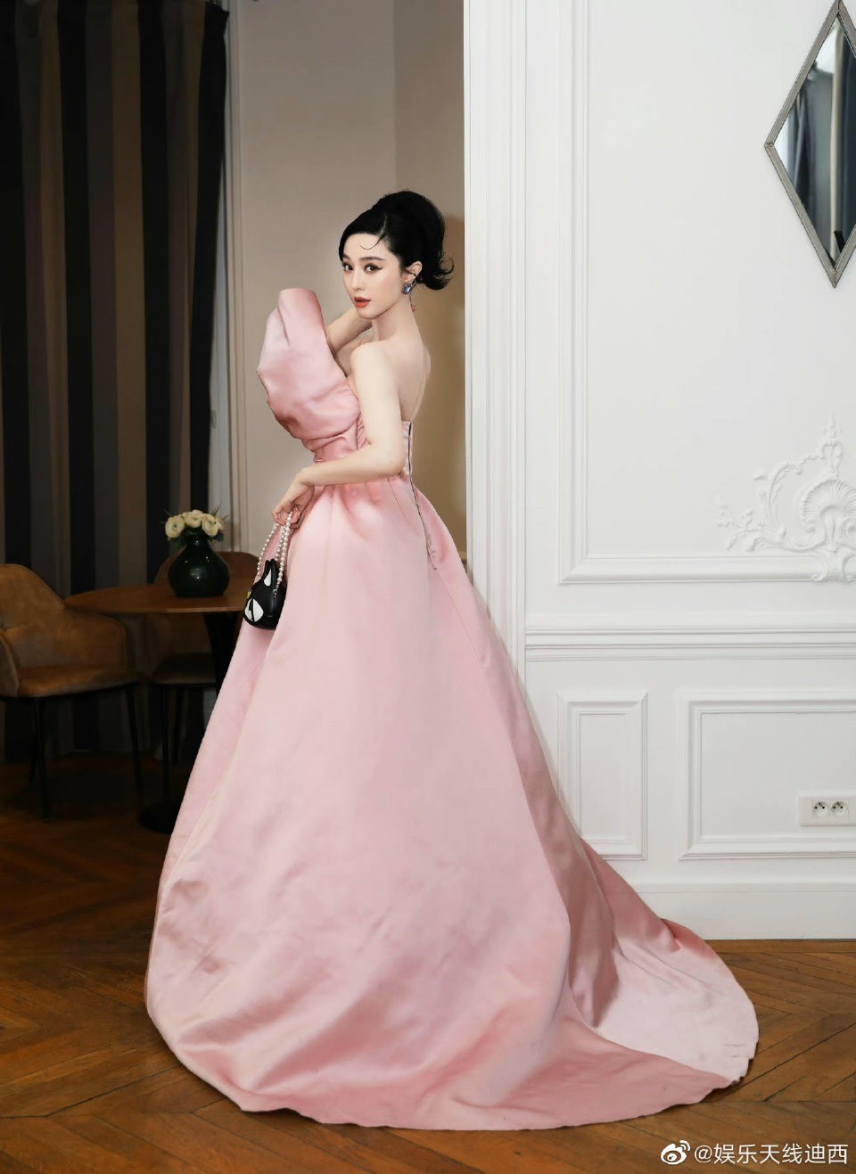 Outfit ngọt ngào, lộng lẫy như nàng công chúa của Phạm Băng Băng tại thảm đỏ Tuần lễ Thời trang Paris mới đây.