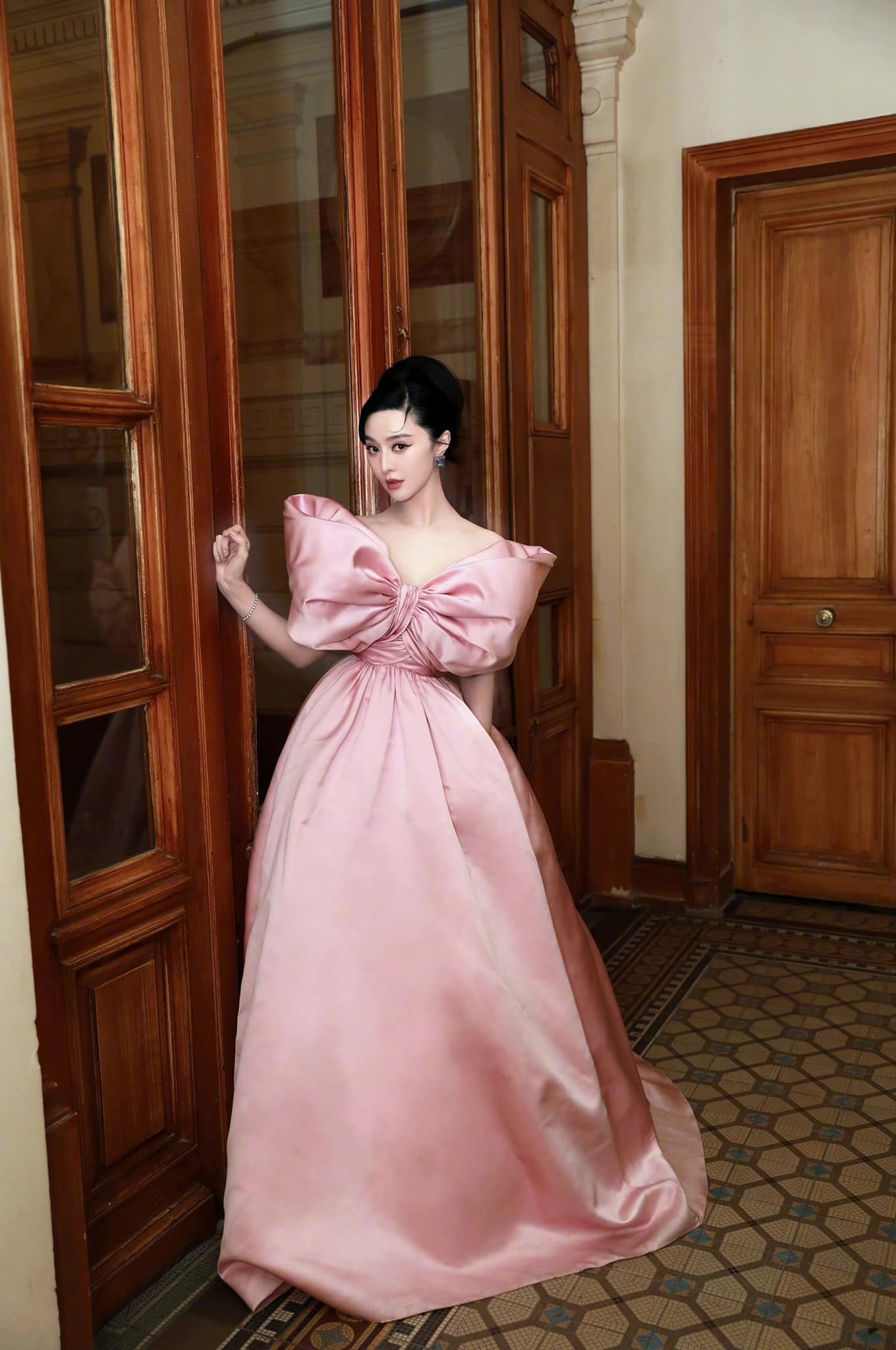 Có ai nghĩ người phụ nữ này đã 41 tuổi và đã lăn lộn trong giới giải trí hơn 20 năm trời?