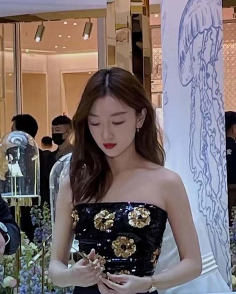 Không còn là Châu Đông Vũ 'như con trai' trước kia. Không còn là Châu Đông Vũ 'như con trai' trước kia.