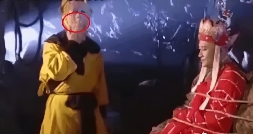 Cảnh thổi phép là do Tôn Ngộ Không hút thuốc tạo khói.