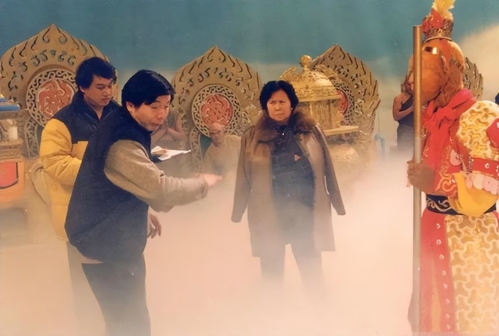 Cảnh bốc khói trên Thiên Cung được tạo thành từ băng khô.