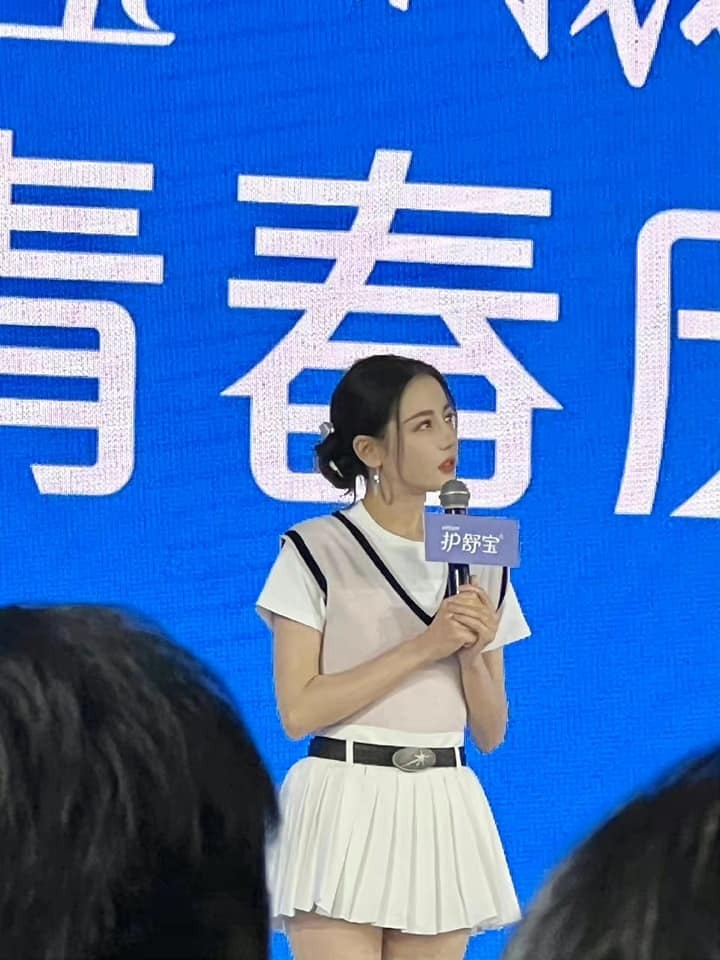Diện mạo trẻ trung như nữ sinh trung học của Địch Lệ Nhiệt Ba trong sự kiện trực tiếp ngày hôm nay. Diện mạo trẻ trung như nữ sinh trung học của Địch Lệ Nhiệt Ba trong sự kiện trực tiếp ngày hôm nay.