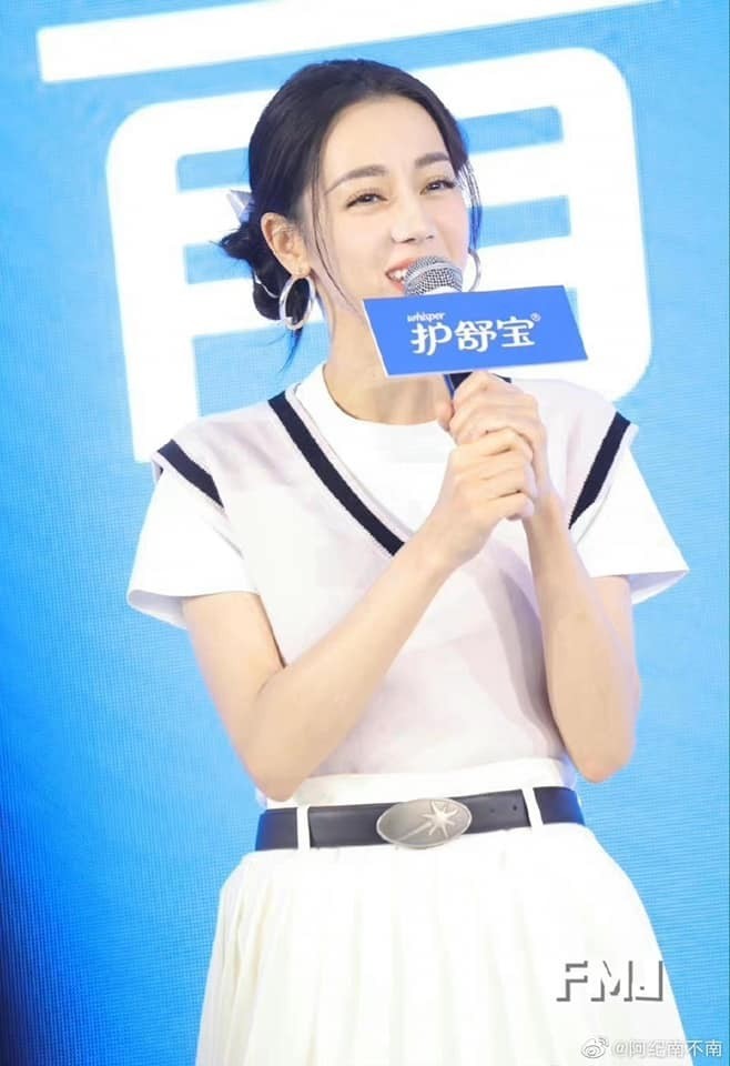 Thần sắc tươi tắn của Nhiệt Ba khi giao lưu với khán giả.