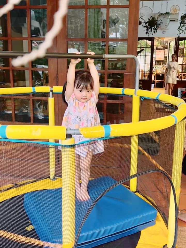 Biểu cảm và tư thế của Winnie đang 'rất thùy mị'. Biểu cảm và tư thế của Winnie đang 'rất thùy mị'.