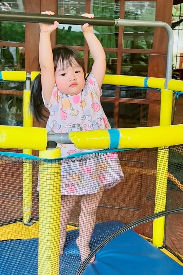 Dáng dấp lũn chũn đáng yêu của cô bé.