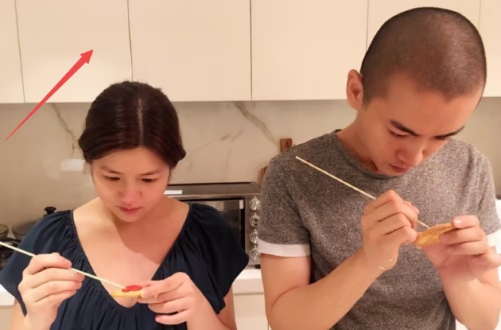 Trần Nghiên Hy từng chia sẻ ảnh hai vợ chồng làm bếp. Bối cảnh giống như căn bếp trong ảnh trên.