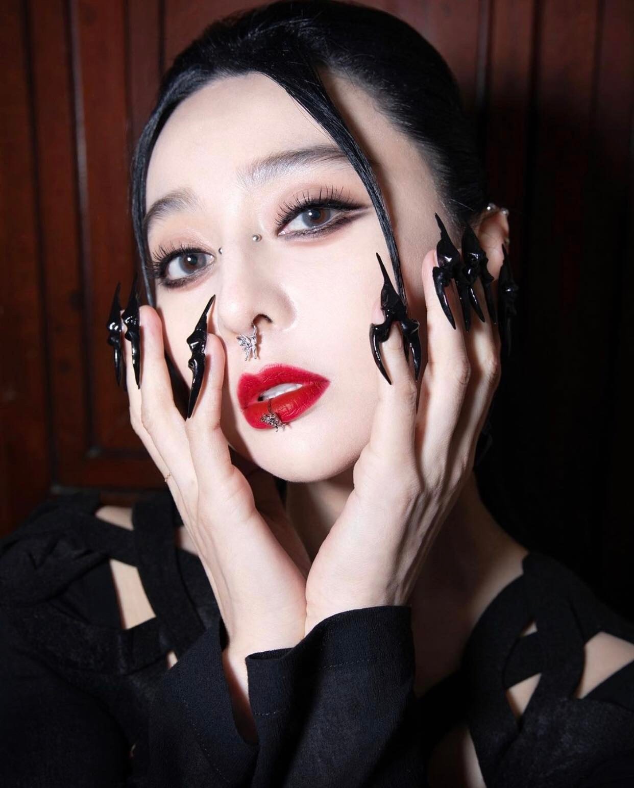 Giờ đây, họ chỉ có cơ hội chiêm ngưỡng nhan sắc Phạm Băng Băng khi cô xuất hiện tại thảm đỏ. Giờ đây, họ chỉ có cơ hội chiêm ngưỡng nhan sắc Phạm Băng Băng khi cô xuất hiện tại thảm đỏ.