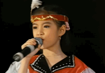 Hoàng Thùy Linh tham gia biểu diễn văn nghệ từ nhỏ. Hoàng Thùy Linh tham gia biểu diễn văn nghệ từ nhỏ.