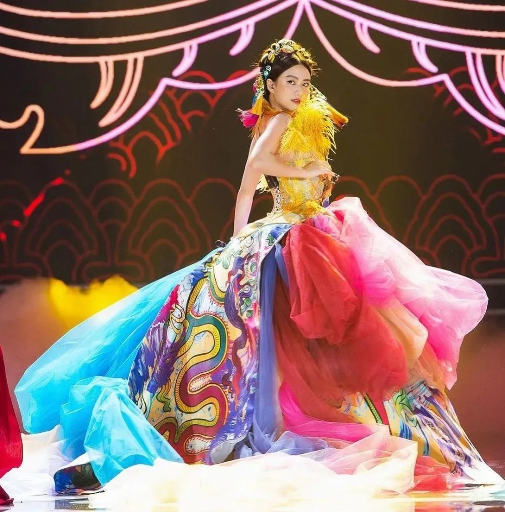 Phong cách thời trang của Hoàng Thùy Linh khi đi thảm đỏ.