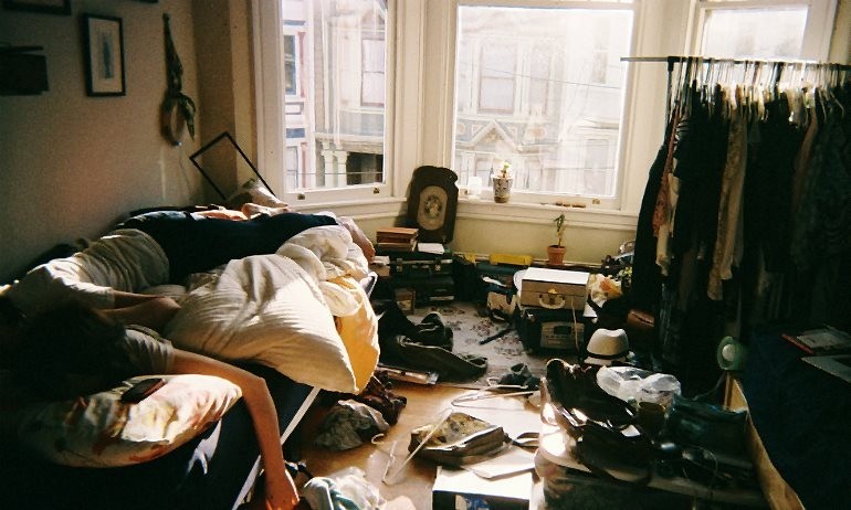 Nhà bừa bộn, nhiều đồ linh tinh thì các thành viên dễ gặp xui xẻo. Ảnh minh họa: Internet
