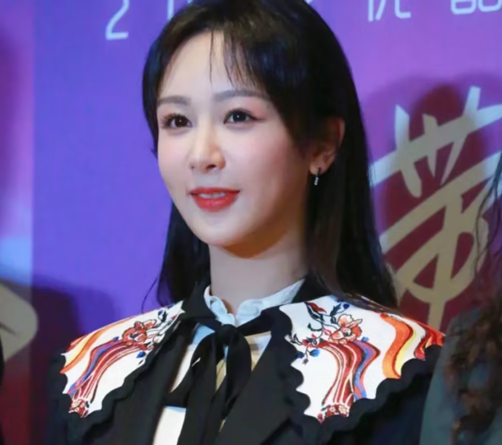 Dù không có ngoại hình nhưng Dương Tử lại luôn thu hút công chúng bàn tán về điều này. Dù không có ngoại hình nhưng Dương Tử lại luôn thu hút công chúng bàn tán về điều này.