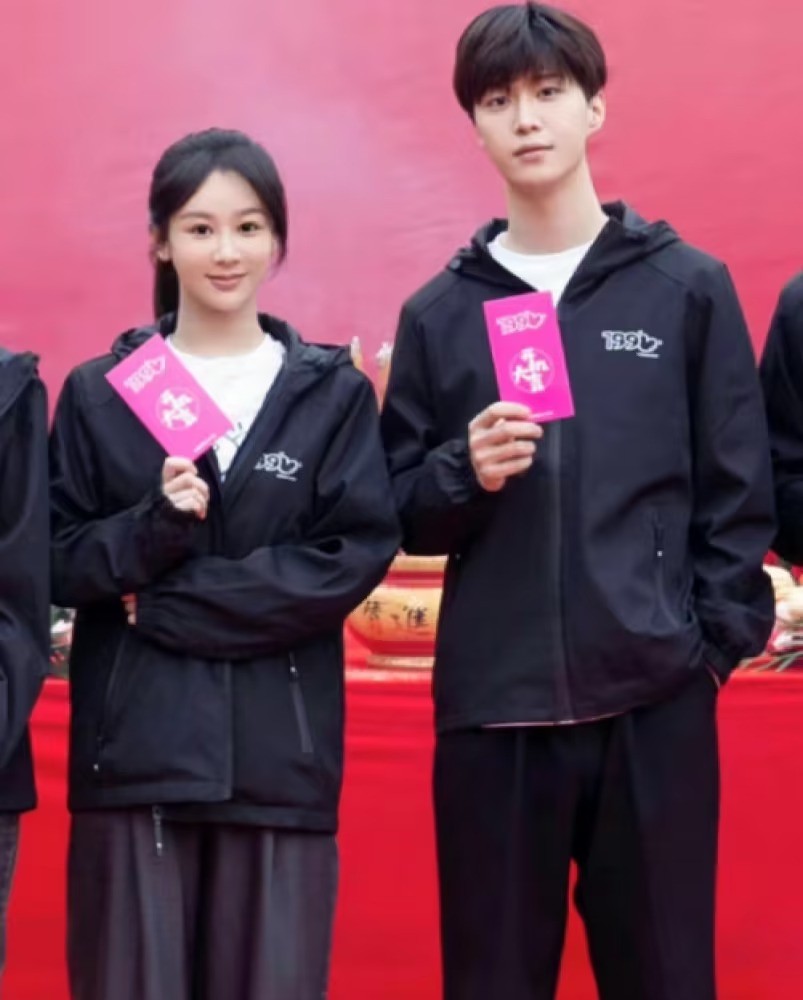 Gương mặt cứng đơ như tượng sáp của Dương Tử. Gương mặt cứng đơ như tượng sáp của Dương Tử.