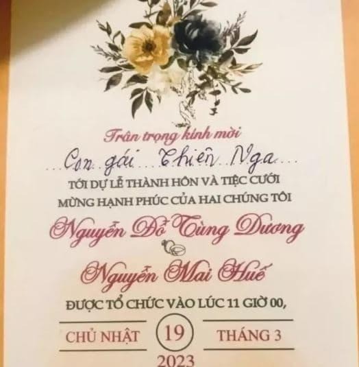 Thiên Nga nhận được thiệp cưới của bố. Ảnh: FBNV Thiên Nga nhận được thiệp cưới của bố. Ảnh: FBNV