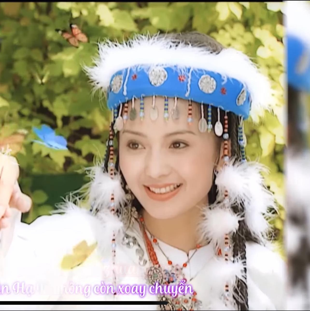 Màn múa thu hút bươm bướm, trang phục của người Hồi với chiếc mũ công chúa xúng xính của Hàm Hương từng được trẻ em thời bấy giờ săn lùng.