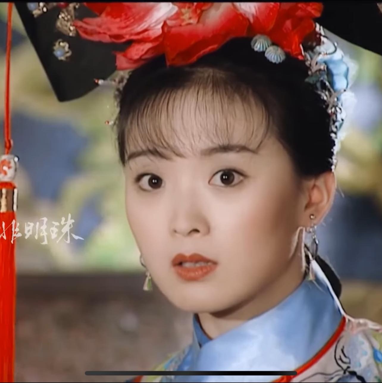 Một trong những mỹ nhân gây sốt trong Hoàn Châu Cách Cách nữa phải kể đến là nàng Tình Nhi do Vương Diễm thủ vai. Cô là nàng cách cách được Thái hậu nuôi nấng, luôn cận kề lão Phật gia và ra sức bảo vệ nhóm bạn của Tiểu Yến Tử.